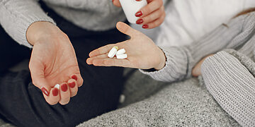 Užsiima savigyda, vengia vaistų, konsultuojasi su dirbtiniu intelektu: gydytojai pasibaisėję