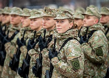 Ar reikia suvienodinti išvaizdos standartus kariuomenėje vyrams ir moterims?