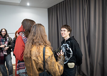 Free Finga Vilniuje atidarė „pop-up“ parduotuvę: pristatė vienetinių tvarių drabužių kolekciją ir siuntė svarbią žinutę