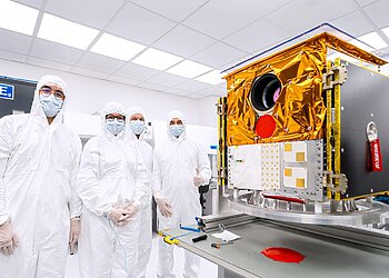 Į kosmosą su „SpaceX“ pakilo du Lietuvoje pagaminti palydovai: spręs ekologinę problemą