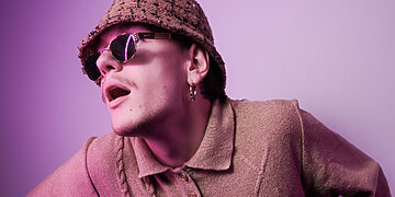 Prieš pasaulį, kuris mus paverčia pamirštamais: Sailor George „AŠ DAR ČIA“