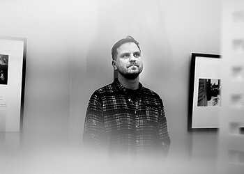 Fotografas Artūras Morozovas parodoje žvelgia į vaikus globojančių šeimų kasdienybę