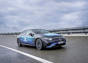 „Mercedes“ su F1 inžinieriais pradėjo baterijų bandymus: elektromobilis nuvažiuos per 1000 km