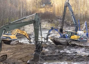 Po šešias paras Pabradėje trukusios gelbėjimo operacijos dingęs šarvuotis ištrauktas iš pelkės