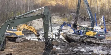 Po šešias paras Pabradėje trukusios gelbėjimo operacijos dingęs šarvuotis ištrauktas iš pelkės