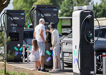 Palangoje atnaujinamos elektromobilių įkrovimo stotelės: įkrausite per 15–30 min.