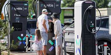 Palangoje atnaujinamos elektromobilių įkrovimo stotelės: įkrausite per 15–30 min.