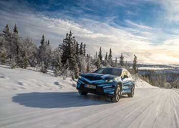 „Mercedes-Benz“ ruošia elektrinę GLC versiją: sėkmingai pasirodė bandymuose ekstremaliomis sąlygomis