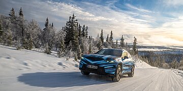 „Mercedes-Benz“ ruošia elektrinę GLC versiją: sėkmingai pasirodė bandymuose ekstremaliomis sąlygomis