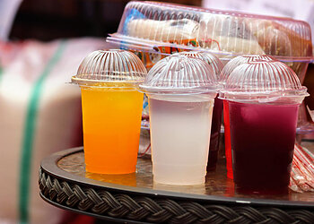 Nuo gegužės 1-osios maitinimo įstaigos nebedalins nemokamų plastikinių pakuočių