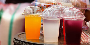 Nuo gegužės 1-osios maitinimo įstaigos nebedalins nemokamų plastikinių pakuočių