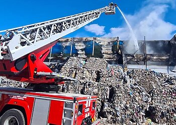 Gaisras atliekų tvarkymo gamykloje lokalizuotas, ugniagesiai dirba tolia