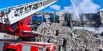 Gaisras atliekų tvarkymo gamykloje lokalizuotas, ugniagesiai dirba tolia