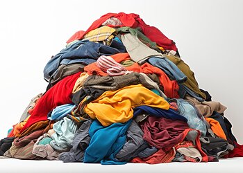 Nereikalingus drabužius studentai Vilniuje pavers meniniu performansu