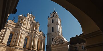 Sezonui lankytojams atsidaro Vilniaus universiteto varpinė