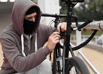 Kas ilgapirščius masina labiau – dviračiai ar paspirtukai?