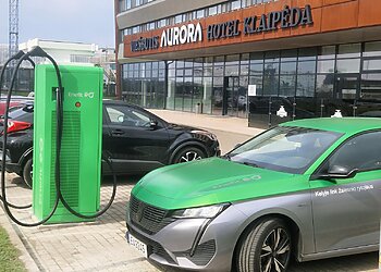 Planuojantiems keliones į Neringą: šalia perkėlos įrengta greito elektromobilių įkrovimo stotelė