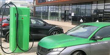 Planuojantiems keliones į Neringą: šalia perkėlos įrengta greito elektromobilių įkrovimo stotelė