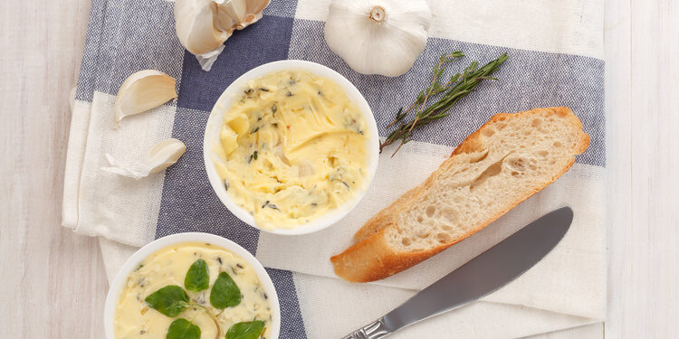 Česnakinis sviestas – išbandykite receptus, kurie renka milijonus patiktukų internete