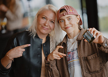 Naujausių flagmanų pristatymui nesutrukdė net lietus – žinomi svečiai rinkosi į technologijų šventę Vilniuje