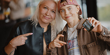 Naujausių flagmanų pristatymui nesutrukdė net lietus – žinomi svečiai rinkosi į technologijų šventę Vilniuje