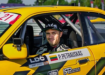 Kiek pinigų reikia norint varžytis „drifto“ varžybose: sumos prasideda nuo kelių tūkstančių eurų