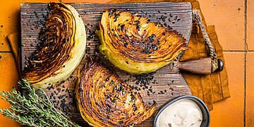 3 madingi kopūstų receptai, kuriuos visada norėjote išbandyti: „balandėliai“ be puodo, „TikTok“ salotos ir grilinti pjausniai