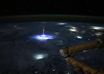 NASA astronautas iš kosminės stoties užfiksavo retą raudoną sprindį per audrą