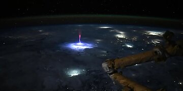 NASA astronautas iš kosminės stoties užfiksavo retą raudoną sprindį per audrą