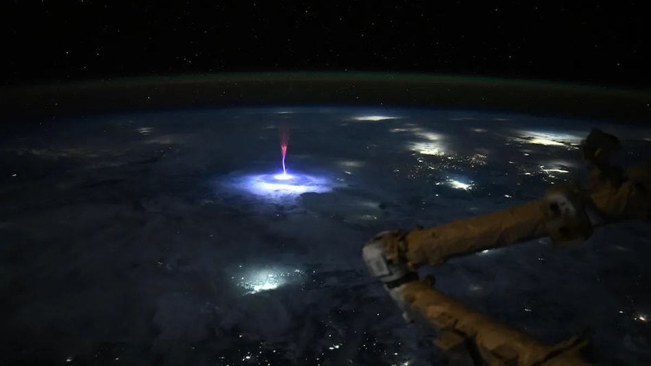 NASA astronautas iš kosminės stoties užfiksavo retą raudoną sprindį per audrą