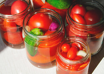 Konservuoti pomidorai per 10 minučių – šitaip paruošti jie bus suvalgyti dar neatėjus žiemai