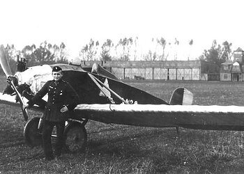 A. Gustaitis prie mokomojo lėktuvo ANBO‑I