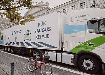 Aklosios vilkikų zonos veikia visai kitaip nei lengvuosiuose automobiliuose, kaip saugotis?