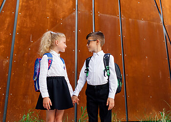 Berniukai vis dar spaudžiami savo vertę įrodyti jėga, o mergaitės – nuolankumu