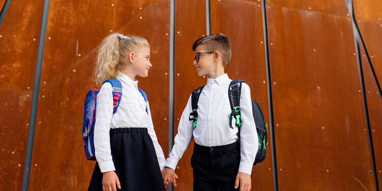 Berniukai vis dar spaudžiami savo vertę įrodyti jėga, o mergaitės – nuolankumu