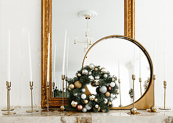 Atskleistos 2025 m. kalėdų dekoro tendencijos: madoje išlieka kaspinai, dekoruokite ir veidrodžiais