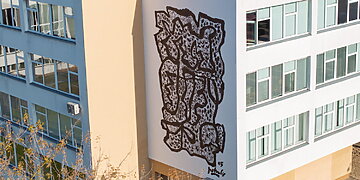 Ant Vilniaus kolegijos sienos atgimė Algirdo Petrulio šilkografija