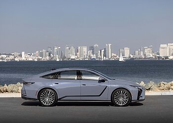 Į Lietuvą atkeliavo pirmasis visiškai elektrinis „Lexus ES“