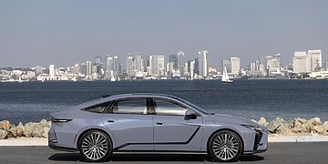 Į Lietuvą atkeliavo pirmasis visiškai elektrinis „Lexus ES“