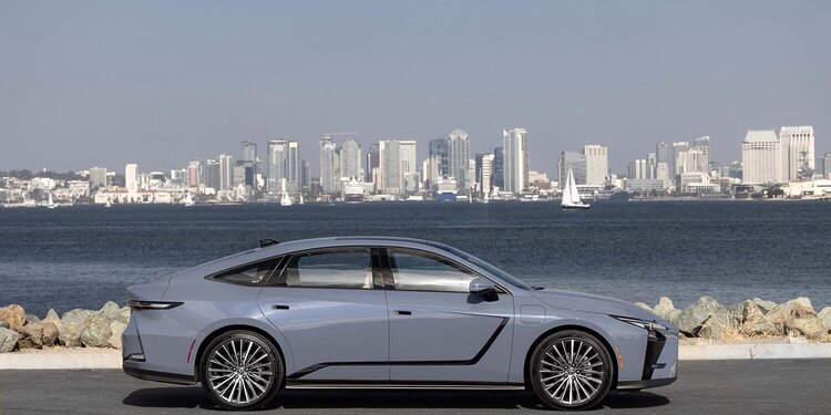 Į Lietuvą atkeliavo pirmasis visiškai elektrinis „Lexus ES“